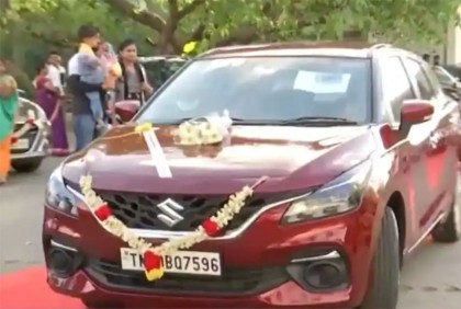 কোম্পানির সাফল্যে অবদান রাখায় ১০০ কর্মীকে গাড়ি উপহার!