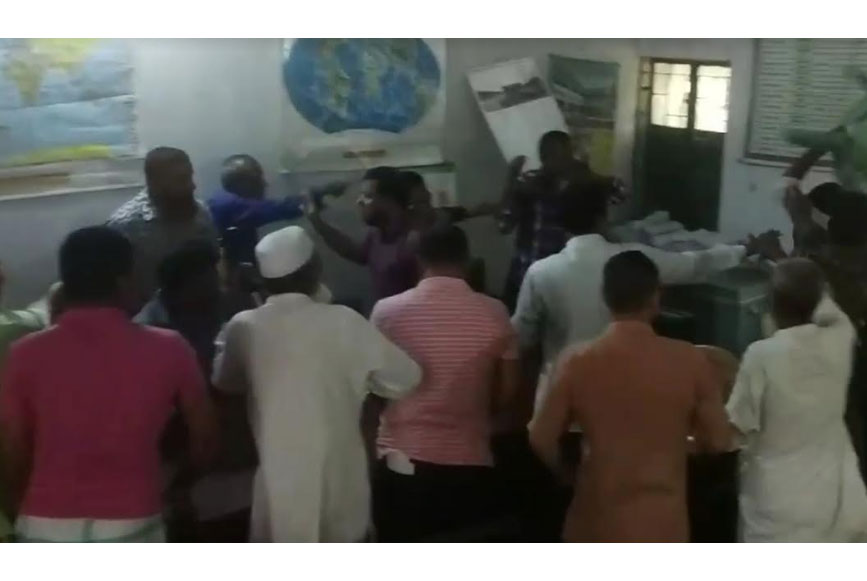 বগুড়ায় অনিয়ম দুর্নীতির অভিযোগে শিক্ষা
প্রতিষ্ঠানে ভাঙচুর 