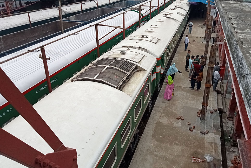 রেলওয়ে রানিং স্টাফদের কর্মবিরতিতে যাত্রীদের চরম দুর্ভোগ
