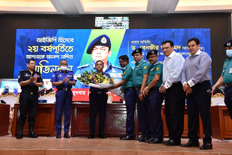 দায়িত্ব পালনের দ্বিতীয় বর্ষপূর্তিতে সহকর্মীদের ফুলেল শুভেচ্ছায় সিক্ত আইজিপি

