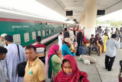 রাজশাহী স্টেশনে ট্রেন বন্ধে চরম দুর্ভোগে যাত্রীরা