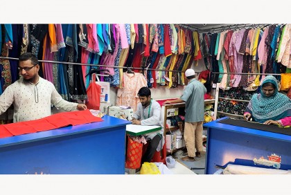 ঈদকে সামনে রেখে ব্যস্ত সময় পার করছেন দর্জিপাড়ার কারিগররা