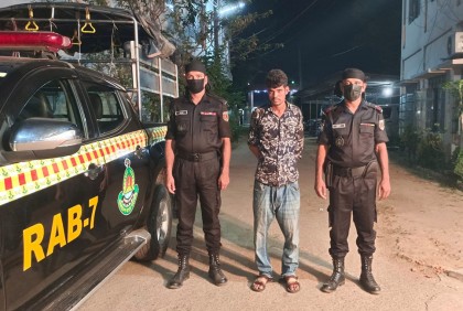 ফেনীতে কাভার্ডভ্যান চাপায় পুলিশ সদস্য নিহত, চালক গ্রেফতার