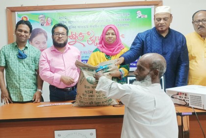 হোসেনপুরে কৃষকদের মাঝে বীজ-সার বিতরণ