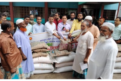 ফুলপুরে কৃষকদের মাঝে আউশ ধানের বীজ ও সার বিতরণ