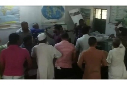 বগুড়ায় অনিয়ম দুর্নীতির অভিযোগে শিক্ষা
প্রতিষ্ঠানে ভাঙচুর 