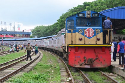 ৮ ঘণ্টা পর চট্টগ্রাম ছাড়ল সুবর্ণ এক্সপ্রেস