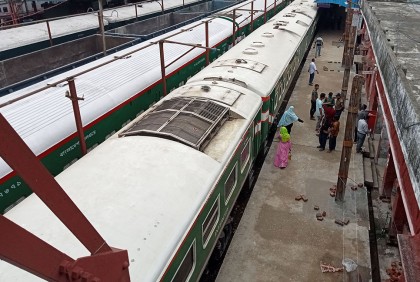 রেলওয়ে রানিং স্টাফদের কর্মবিরতিতে যাত্রীদের চরম দুর্ভোগ