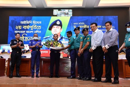 দায়িত্ব পালনের দ্বিতীয় বর্ষপূর্তিতে সহকর্মীদের ফুলেল শুভেচ্ছায় সিক্ত আইজিপি

