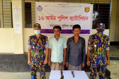 রোহিঙ্গা ক্যাম্প  এলাকা থেকে দেশীয় অস্ত্রসহ আটক ২

