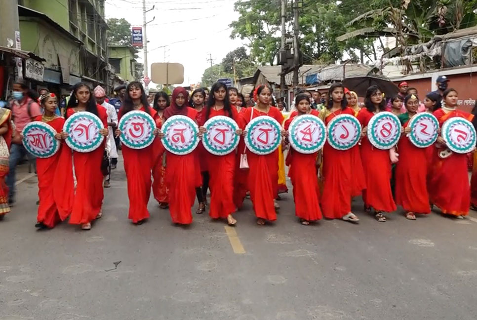 বর্ণাঢ্য মঙ্গল শোভাযাত্রায় যশোরে বর্ষবরণ