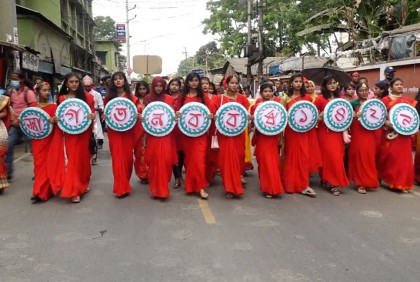 বর্ণাঢ্য মঙ্গল শোভাযাত্রায় যশোরে বর্ষবরণ