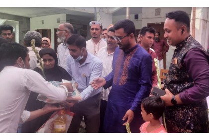 শরীয়তপুরে টিসিবির পণ্য ক্রেতাদের ফুল দিয়ে বরণ 