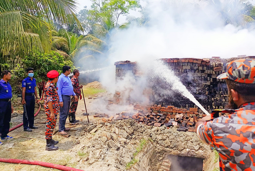 মোরেলগঞ্জে ভ্রাম্যমাণ আদালতের অভিযানে ইটভাটা ধ্বংস