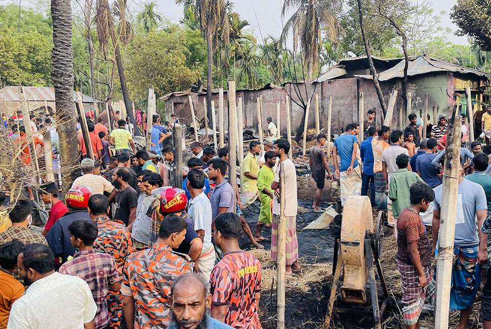 নাটোরে আগুনে পুড়েছে একই পরিবারের ৯ ঘর, শতবর্ষী নারীর মৃত্যু