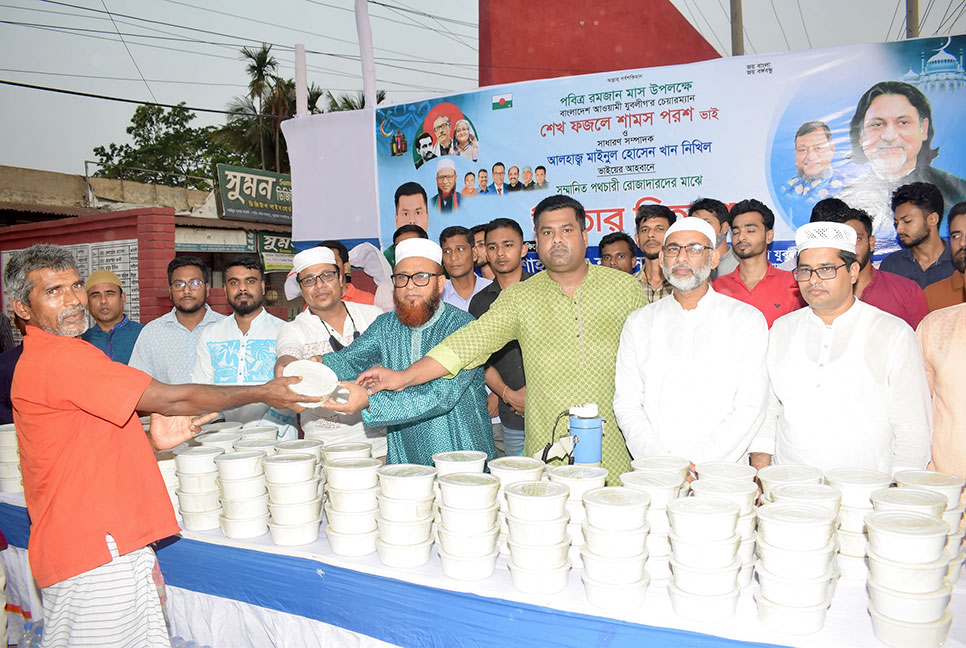 ভালুকায় পথচারী রোজাদারের মাঝে ইফতার বিতরণ