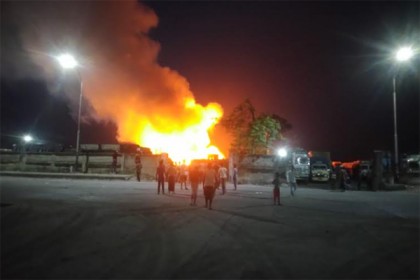 বেনাপোল বন্দরে আগুনে পুড়ল ৩ ট্রাক