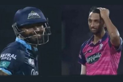 চার মেরে হার্দিক ক্ষমা চাইলেন বোলারের কাছে! কিন্তু কেন? (ভিডিও)