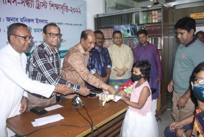 শিক্ষার্থীদের বৃত্তি দিল ক্র্যাব
