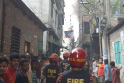 লালবাগের প্লাস্টিক কারখানার আগুন নিয়ন্ত্রণে 