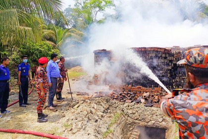 মোরেলগঞ্জে ভ্রাম্যমাণ আদালতের অভিযানে ইটভাটা ধ্বংস