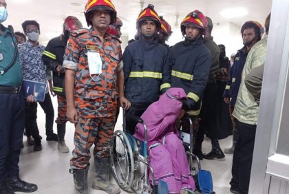 চট্টগ্রামে নালায় পড়ে গলা পর্যন্ত কাদায় ডুবে ছিলেন বৃদ্ধা

