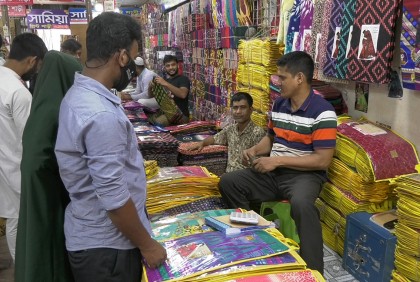 ‘কাঁচা বাদাম’ ও ‘পুষ্পা’র দখলে কাপড়ের বাজার