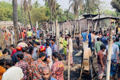নাটোরে আগুনে পুড়েছে একই পরিবারের ৯ ঘর, শতবর্ষী নারীর মৃত্যু