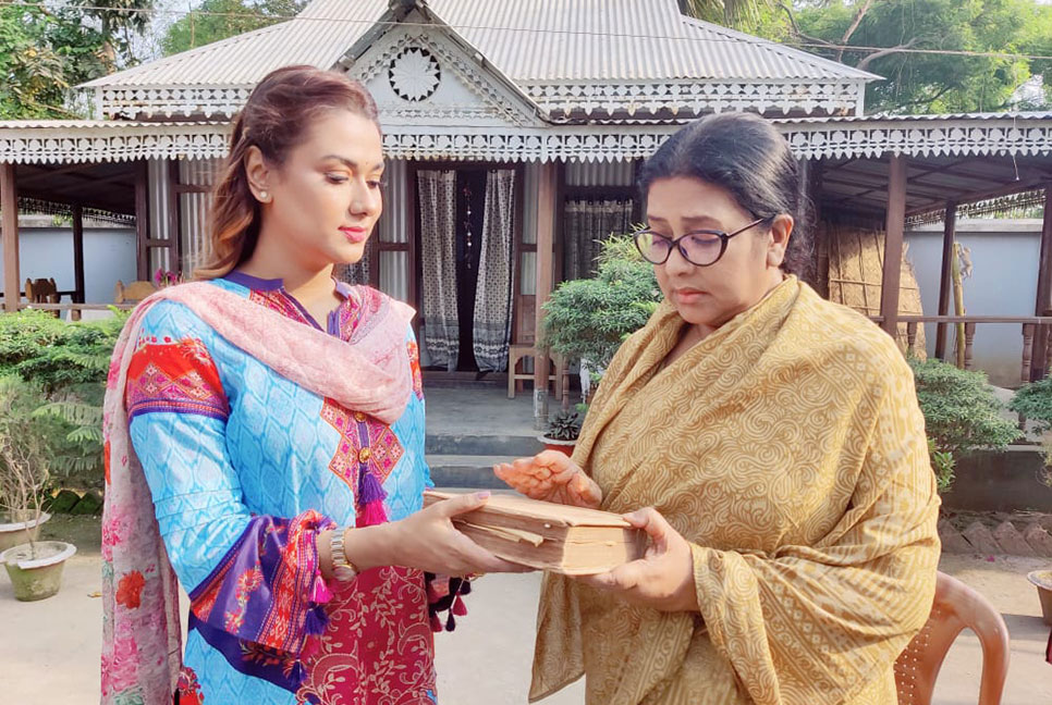 ‌‘সুরভী’ হয়ে ছোটপর্দায় চিত্রনায়িকা ববি 