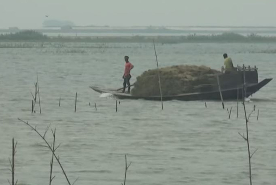 আবারও বাড়ছে ধনু নদের পানি, ঝুঁকিতে কীর্তনখোলা বাঁধ  


