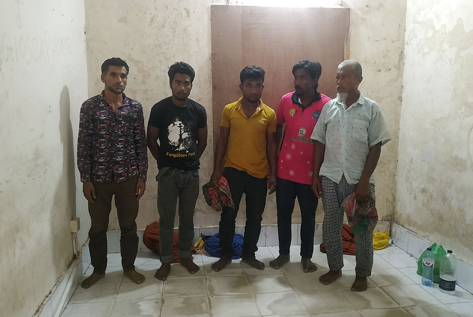ভবনে অবৈধভাবে গ্যাস সংযোগ নেওয়ার সময়ে আটক ৫