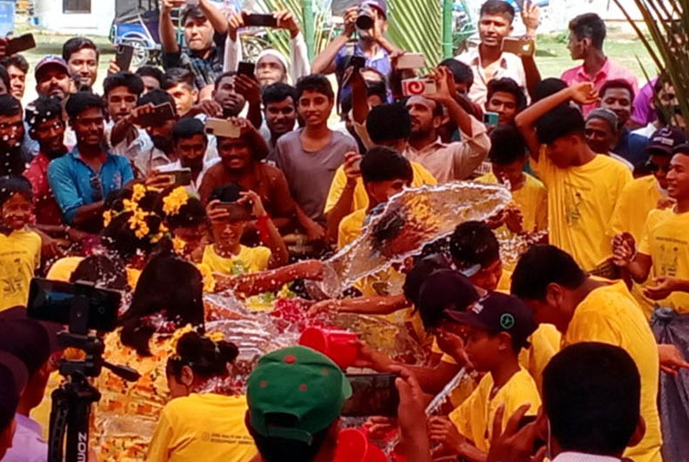 কুয়াকাটায় রাখাইনদের নববর্ষ উৎসব, তরুণ-তরুণীদের জলকেলি