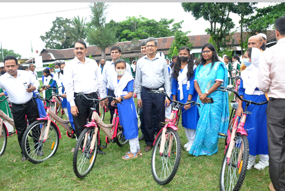 এবার সাইকেল চড়ে স্কুলে যাবে ১০০ ছাত্রী
