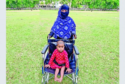 বসুন্ধরার দেওয়া হুইলচেয়ার পেল শিশু তাহিরা