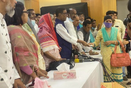 নগদ সহায়তা ও ইফতার সামগ্রী বিতরণ করেছে আওয়ামী লীগের ত্রাণ উপকমিটি