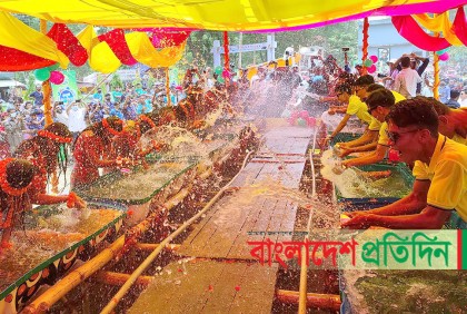 বৈসাবি উৎসবে জলকেলিতে মাতোয়ারা পাহাড়