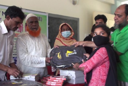 নাটোরে শতাধিক শিক্ষার্থীর মাঝে শিক্ষা সামগ্রী বিতরণ