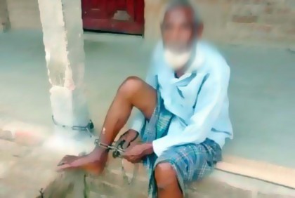 বাবাকে শিকলবন্দী রাখছেন ছোট ছেলে, বিচার নিয়ে ইউএনও অফিসে বড় ছেলে 

