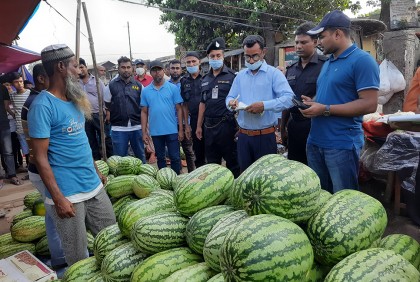 জয়পুরহাটে কেজি দরে তরমুজ বিক্রি করায় ১০ ব্যবসায়ীকে জরিমানা