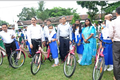 এবার সাইকেল চড়ে স্কুলে যাবে ১০০ ছাত্রী
