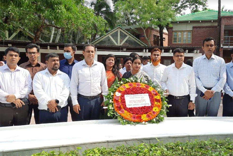 মুজিবনগর দিবসে বঙ্গবন্ধুর সমাধিতে শ্রদ্ধা