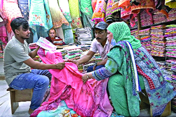ক্রেতা-বিক্রেতায় মুখর নরসিংদীর বাবুরহাট