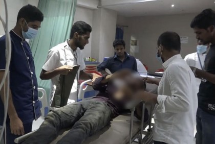 সাভারে মাইক্রোবাসে-ট্রাকের মুখোমুখি সংঘর্ষে যুবক নিহত, আহত ৫ 