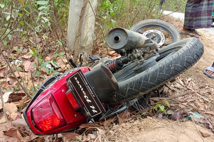 ট্রাকের ধাক্কায় প্রাণ গেল মোটরসাইকেল আরোহীর 