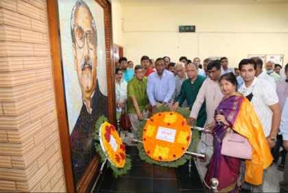 'সোনার বাংলা গড়তে সবাই ঐক্যবদ্ধ হয়ে কাজ করতে হবে'

