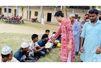 গুরুদাসপুরে খেলোয়াড়দের মাঝে ইফতারি বিতরণ