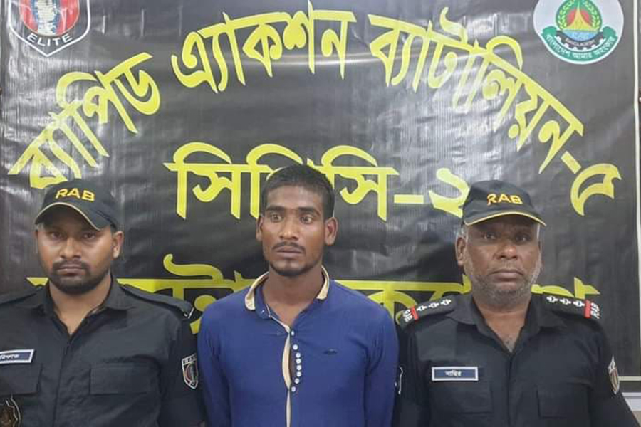 রাজশাহীতে তিনটি বিদেশি আগ্নেয়াস্ত্রসহ অস্ত্র ব্যবসায়ী গ্রেফতার