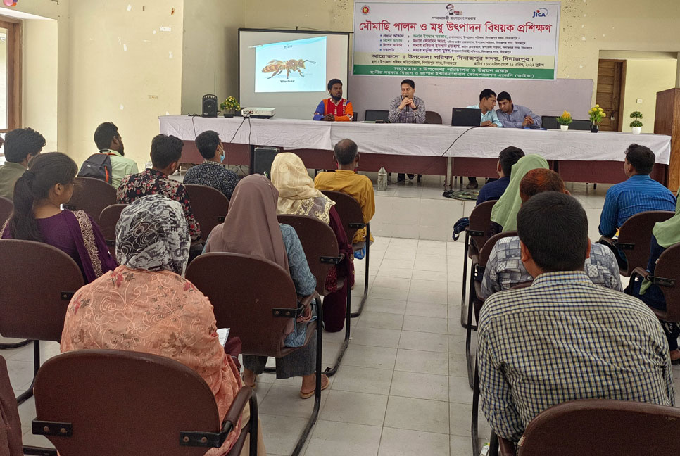 দিনাজপুরে মৌ পালন ও মধু উৎপাদন বিষয়ক প্রশিক্ষণ