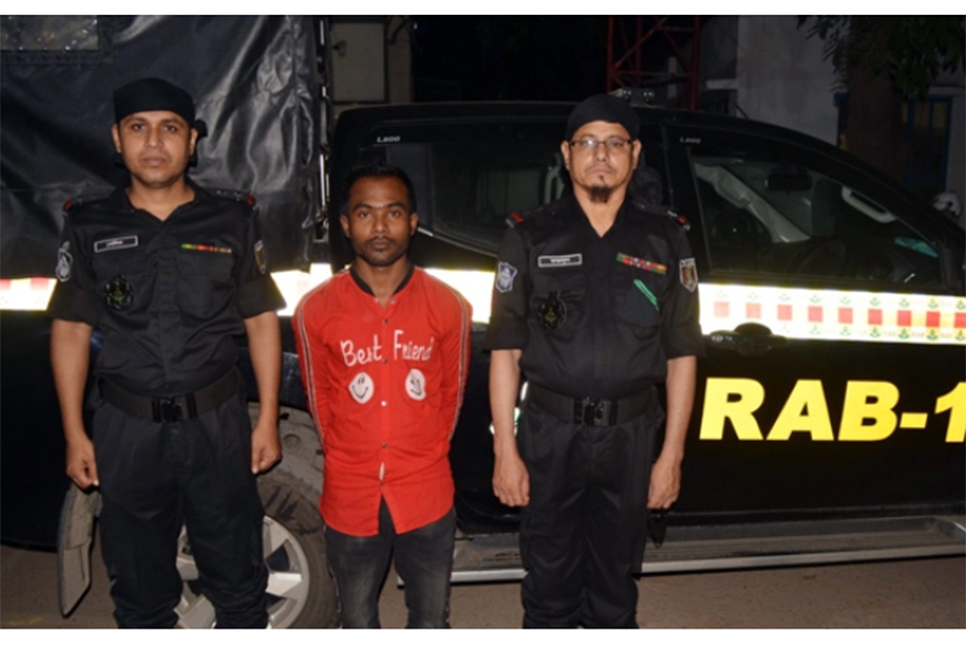 ‘শশা মনির’ গ্রেফতার, যাত্রাপথে শশা খাইয়ে ‘লুটে নিতেন’ সর্বস্ব

