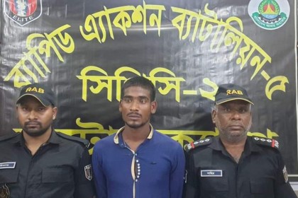 রাজশাহীতে তিনটি বিদেশি আগ্নেয়াস্ত্রসহ অস্ত্র ব্যবসায়ী গ্রেফতার